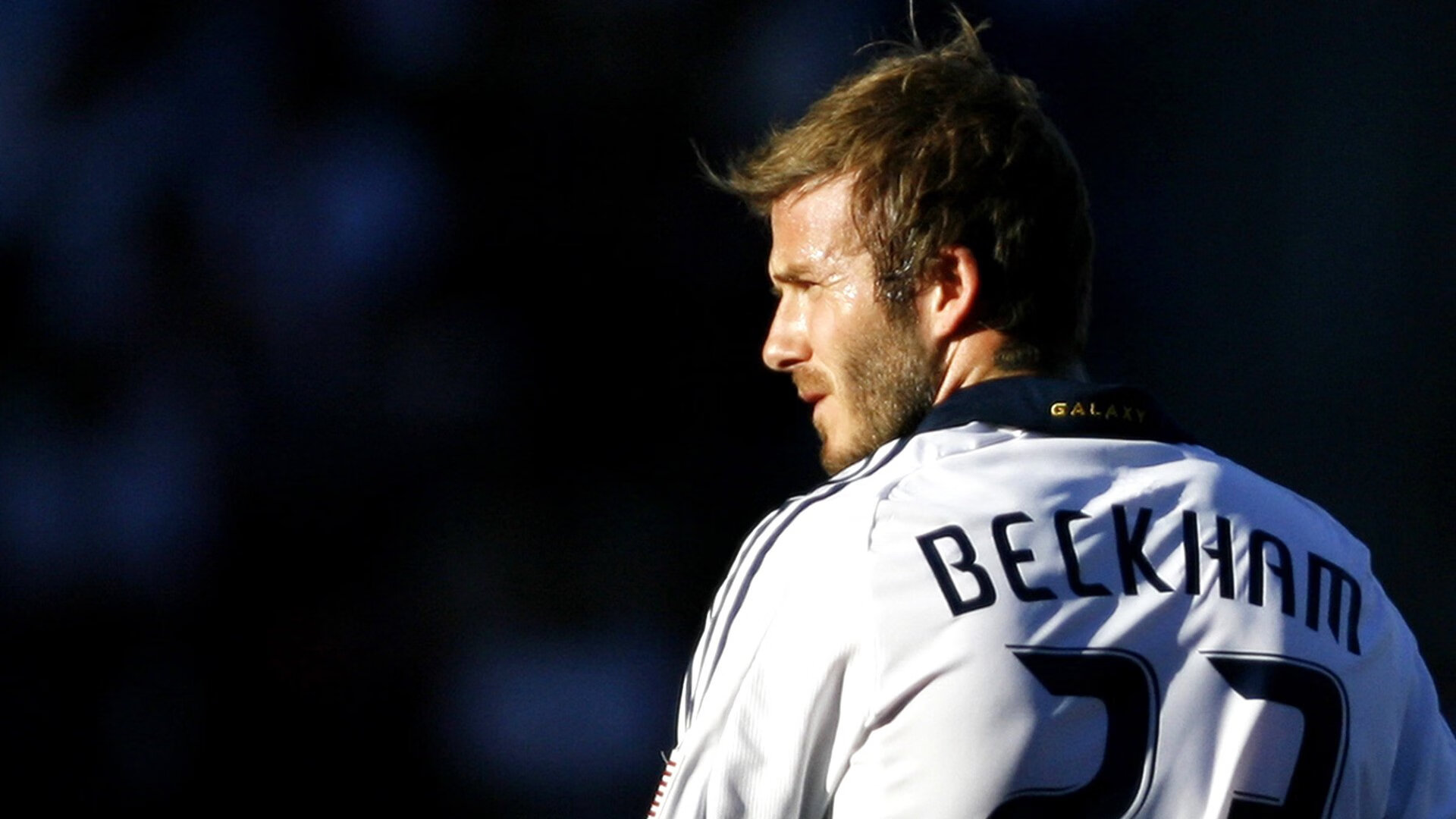 未来足球比赛技术革新，虚拟画面与AR体验融合，足球虚拟赛事