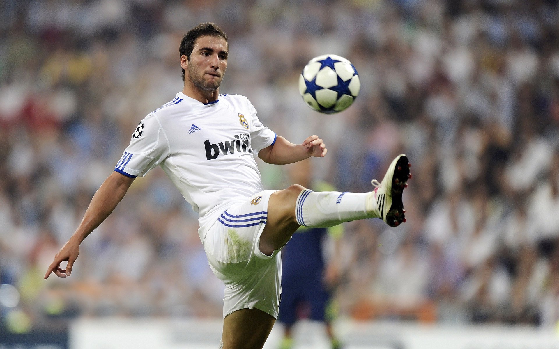 《电竞场景搭建：打造最炫比赛环境》，电竞场景图